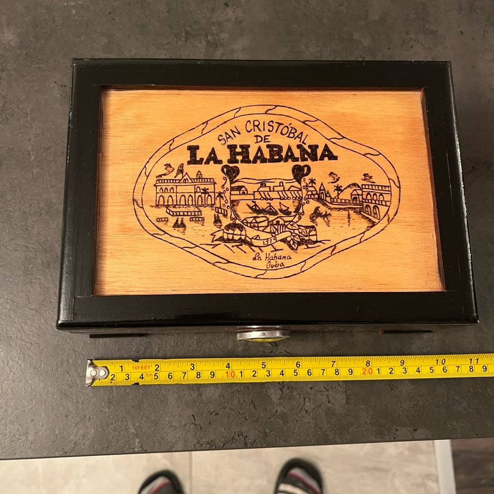 HUMIDOR CIGAR BOX. GORGEOUS DESIGN